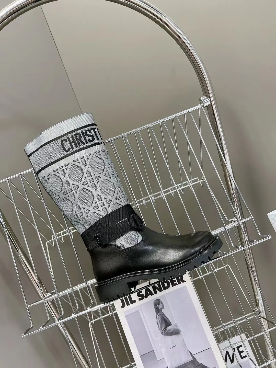 👟👟Ex-factory price 560👟👟 Dior color-blocking new boots for autumn and winter, the latest electric embroidery color-blocking letter logo for autumn and winter, round-toe high-top knight boots for women, Material: first-layer cowhide stitched with electric embroidery fabric, sheepskin lining for feet, original molded TPU outsole Size: 35-40 yards